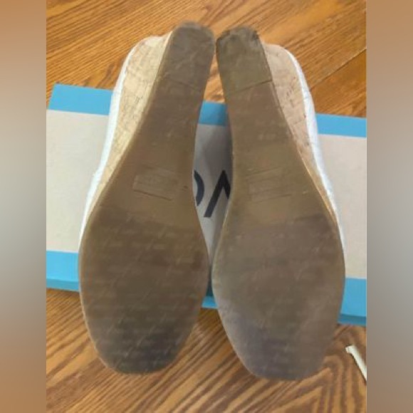 Toms heels size 9 Wore once and they are the wrong size. Great Condition! - Picture 5 of 7